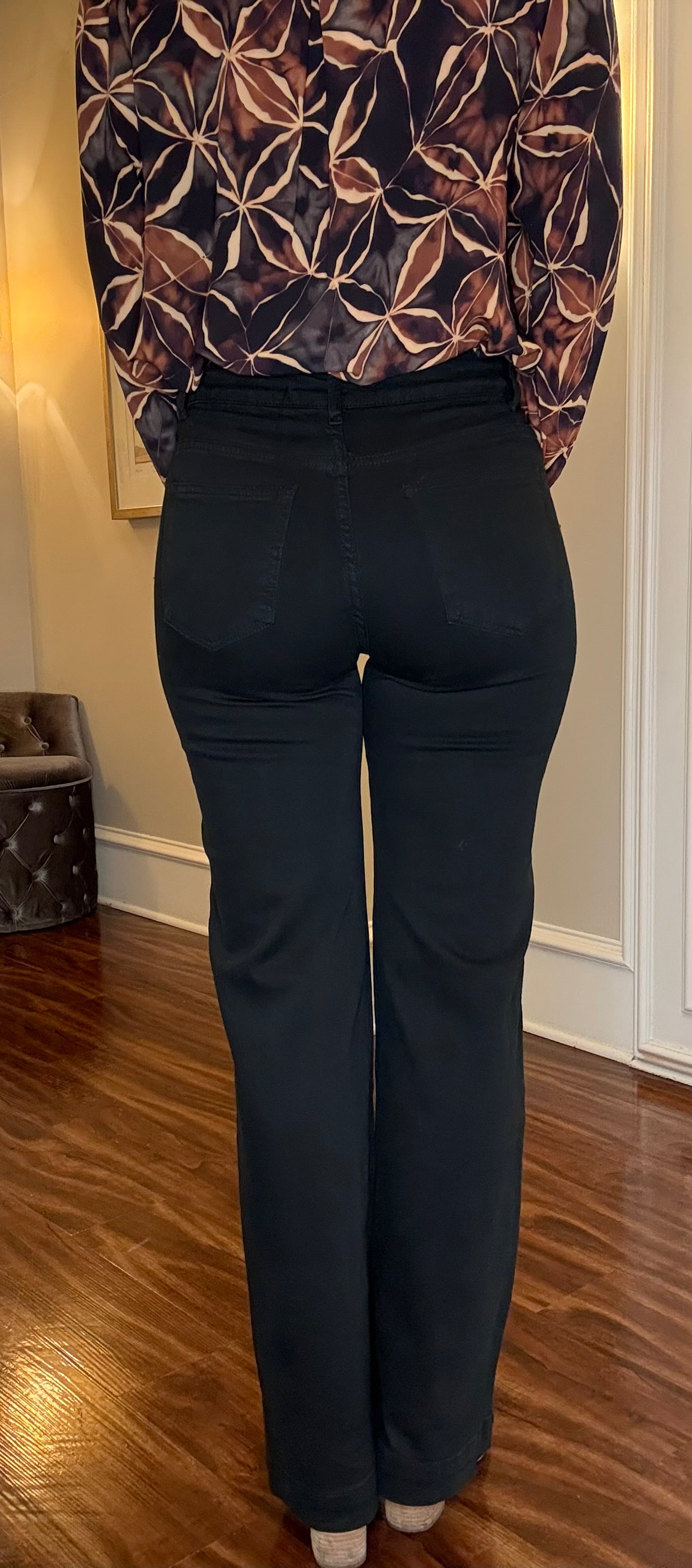 Q2 BLACK STRAIGHT JEANS WITH GOLD BUTTONS 9.30
