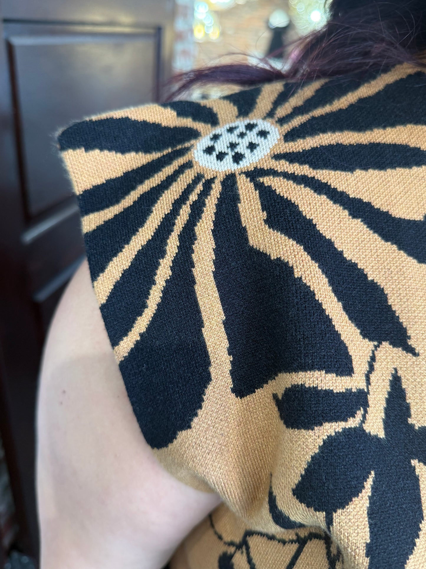 ENTRO EXTENDED SIZES CAMEL AND BLACK SLEEVELESS SWEATER 9.11
