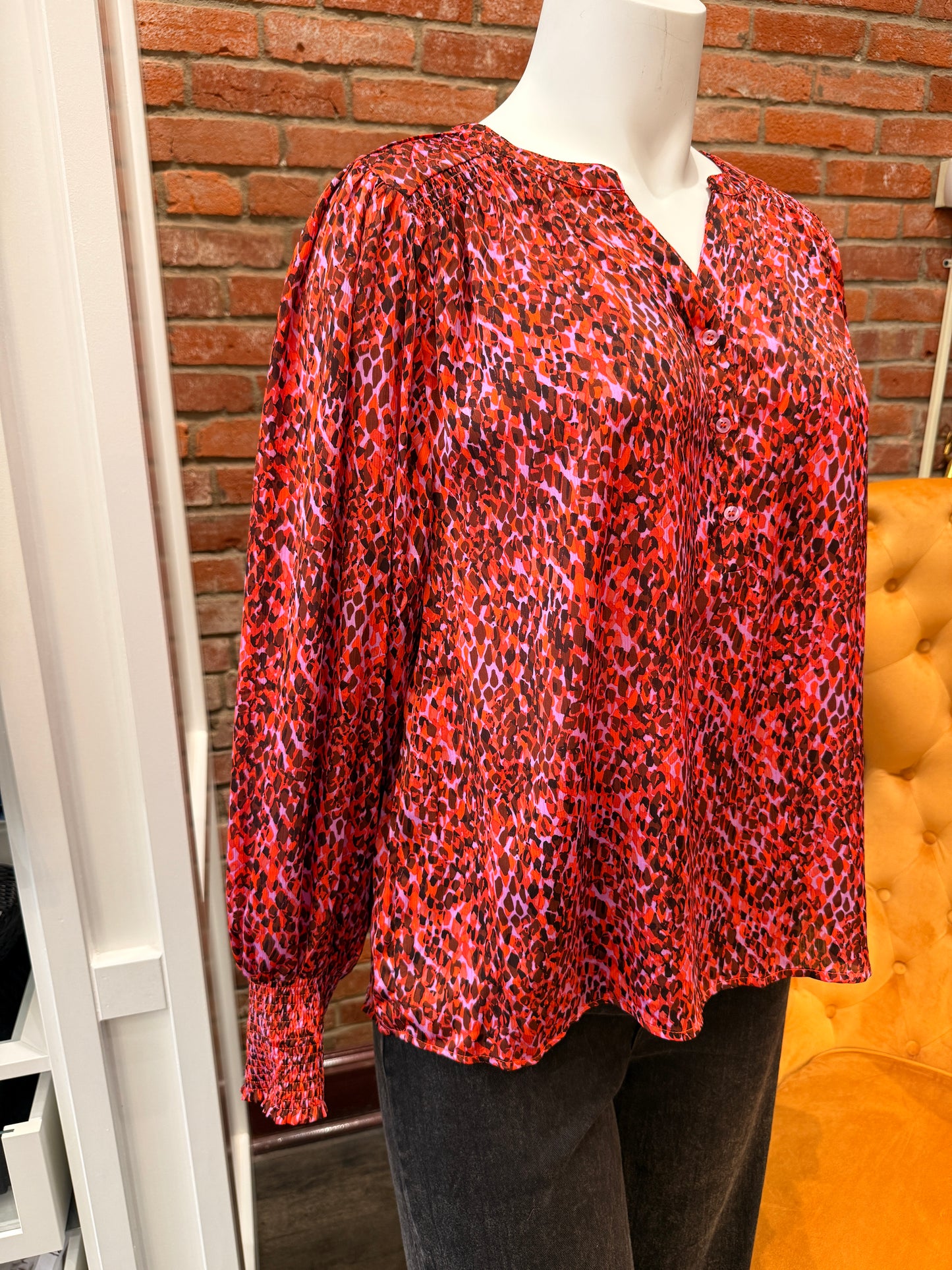 EASEL PRINTED SATIN VNECK TOP 7.25