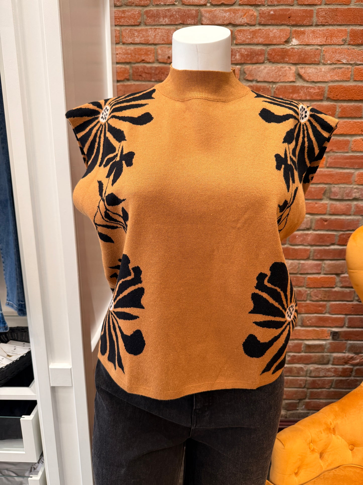 ENTRO EXTENDED SIZES CAMEL AND BLACK SLEEVELESS SWEATER 9.11