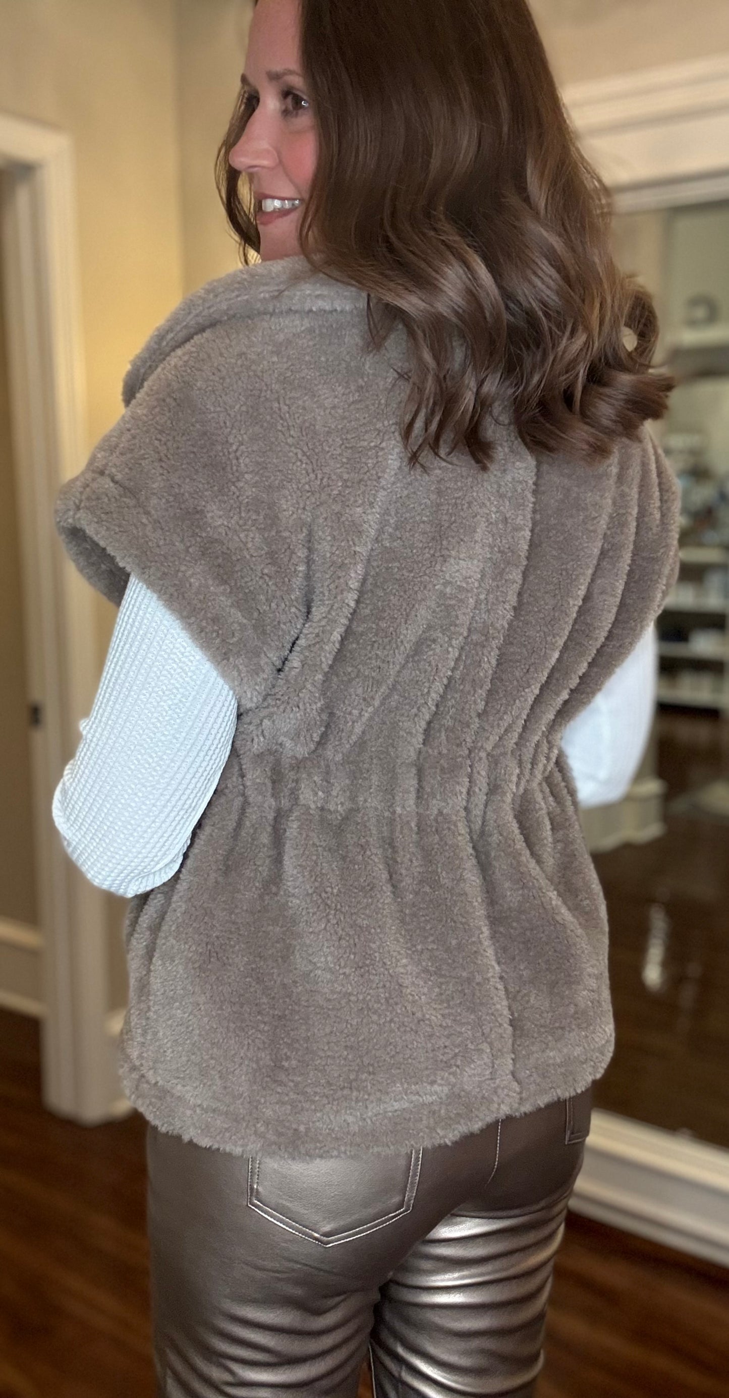 MOLLY BRACKEN SHERPA SLVLESS BELTED JACKET 9.2