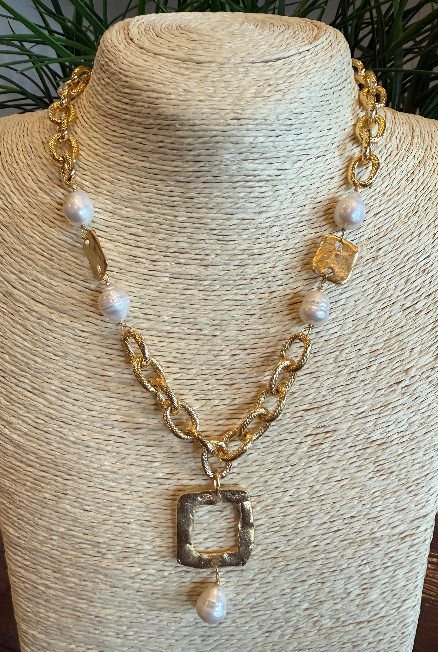 SUSAN SHAW GOLD AND PEARL DROP CHARM NECKLACE