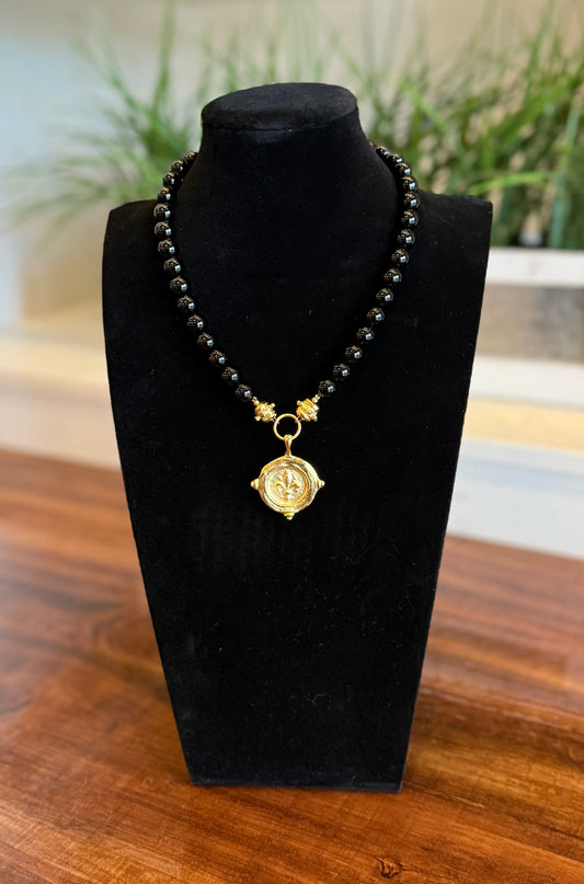 SUSAN SHAW FLEUR DE LIS INTAGLIO ON BLACK ONYX NECKLACE 9.26