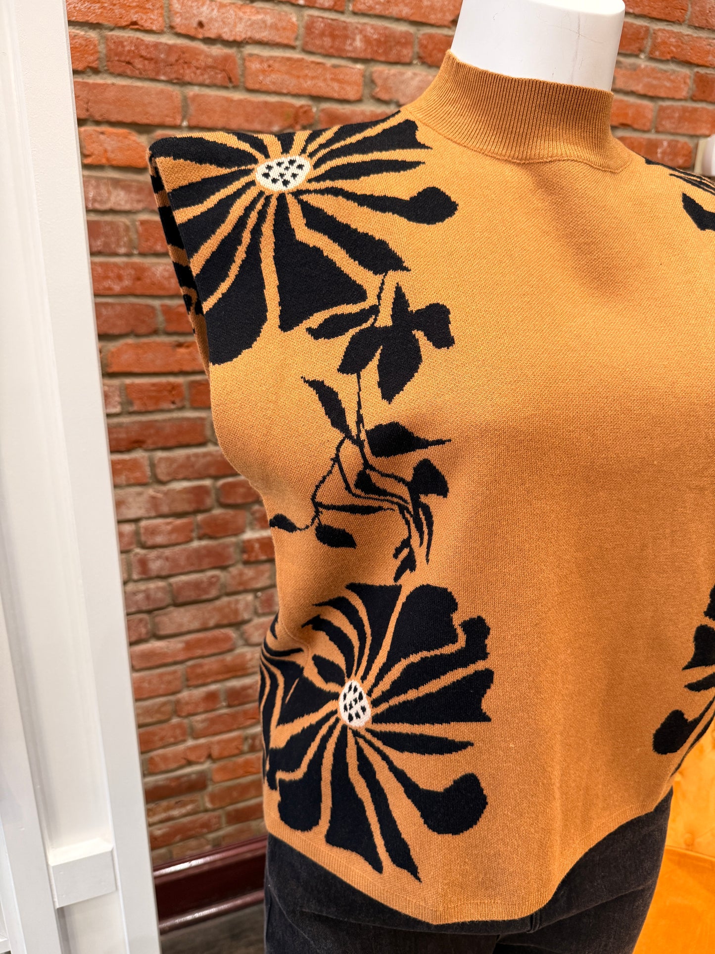 ENTRO EXTENDED SIZES CAMEL AND BLACK SLEEVELESS SWEATER 9.11