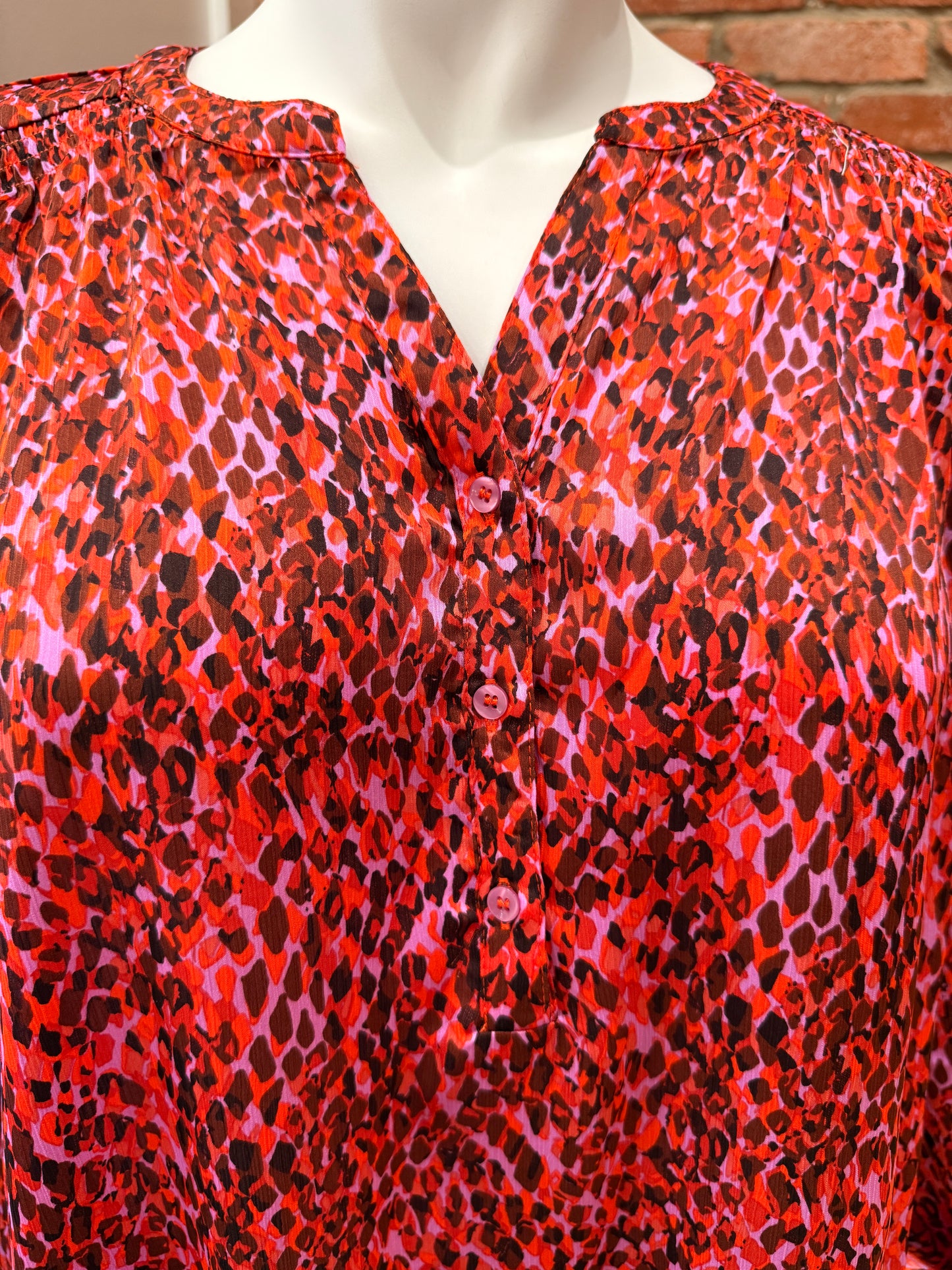 EASEL PRINTED SATIN VNECK TOP 7.25