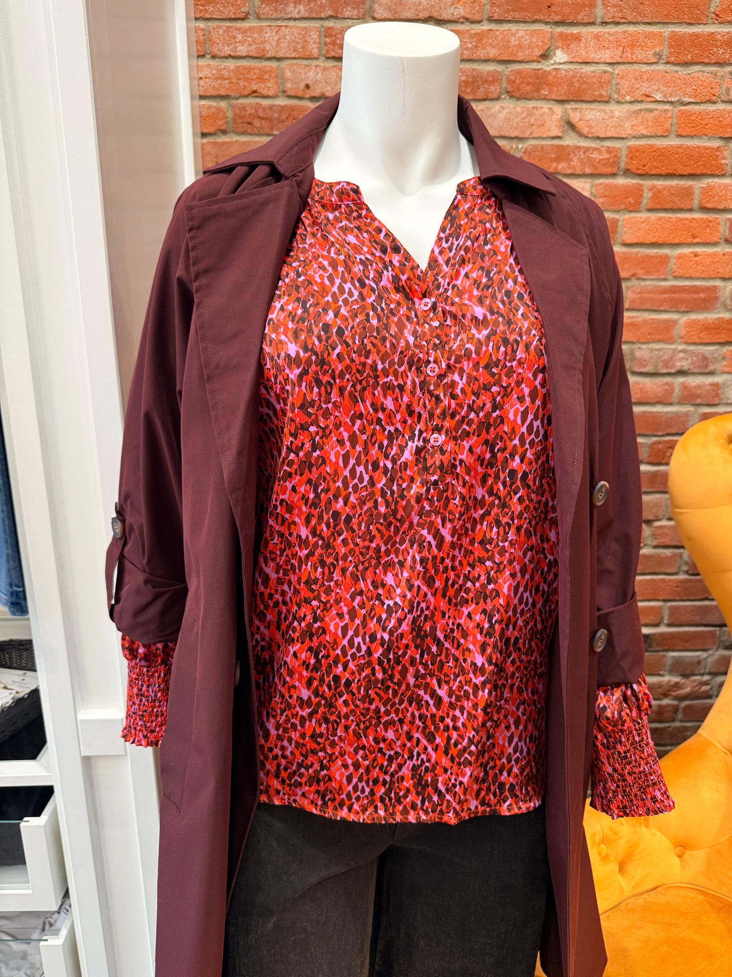 EASEL PRINTED SATIN VNECK TOP 7.25