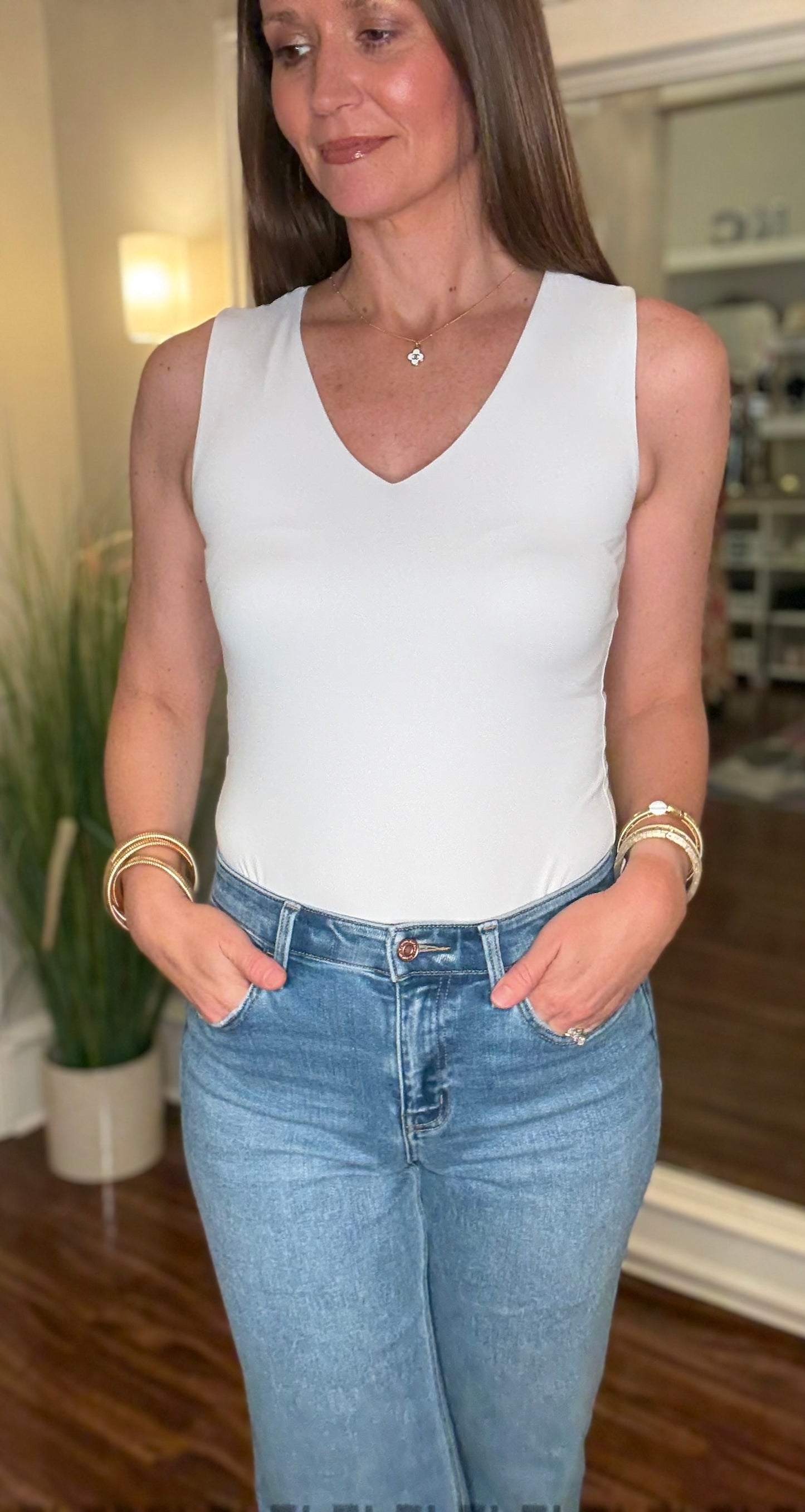 LYSSE ESSENTIAL V-NECK SHELL 5.6 (multiple colors)