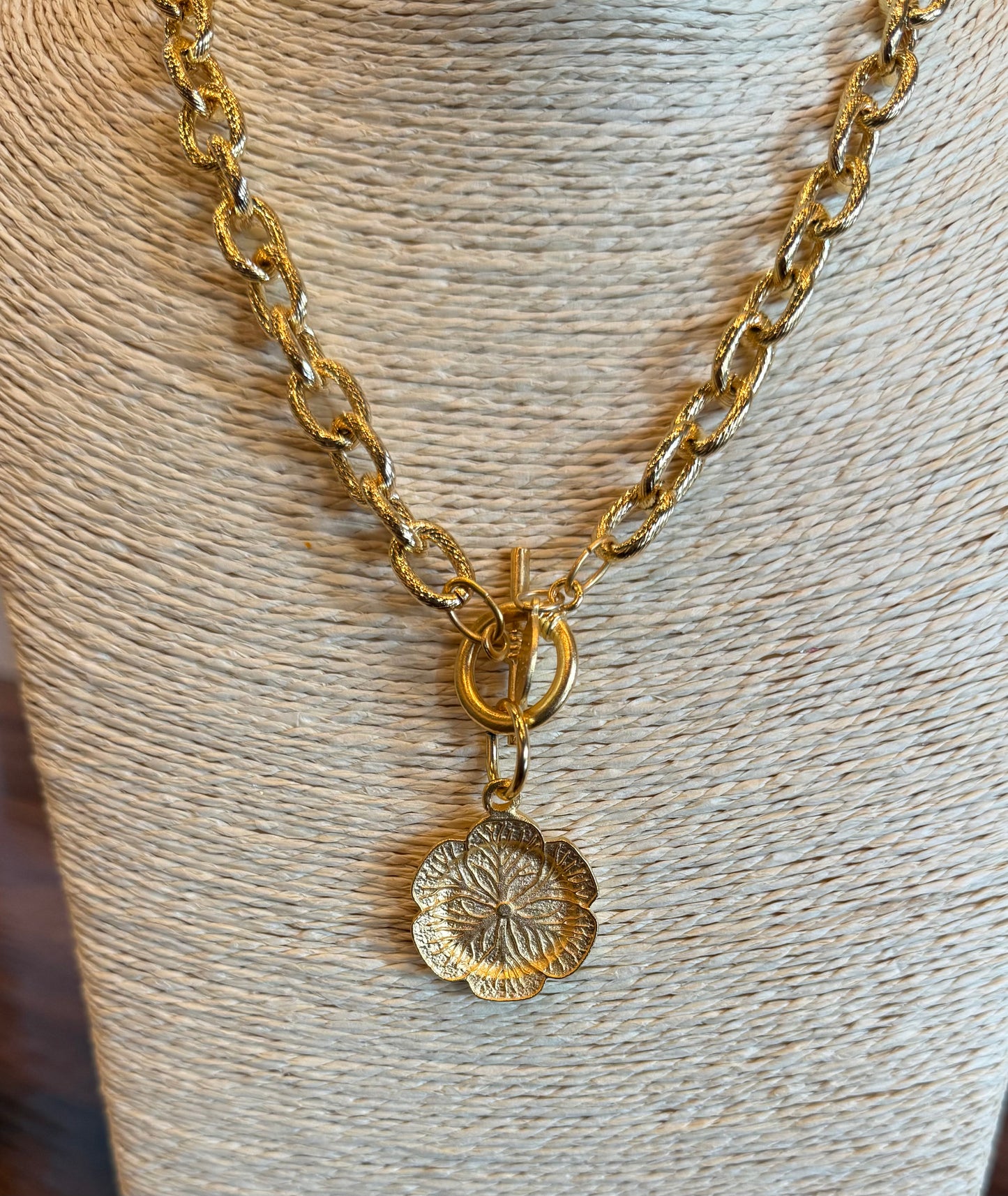 SUSAN SHAW FLOWER TOGGLE NECKLACE