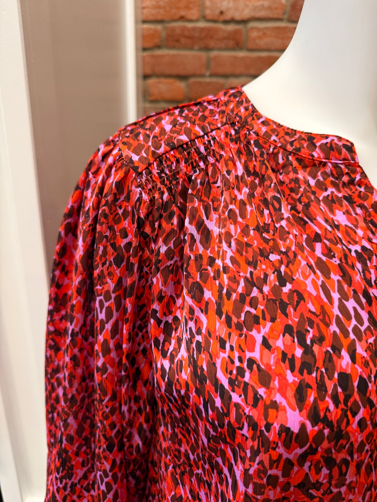 EASEL PRINTED SATIN VNECK TOP 7.25