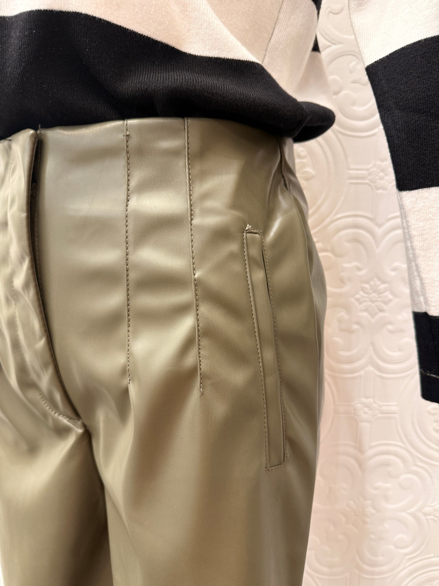 HIGH RISE SLIM FIT FAUX LEATHER PANTS 9.2