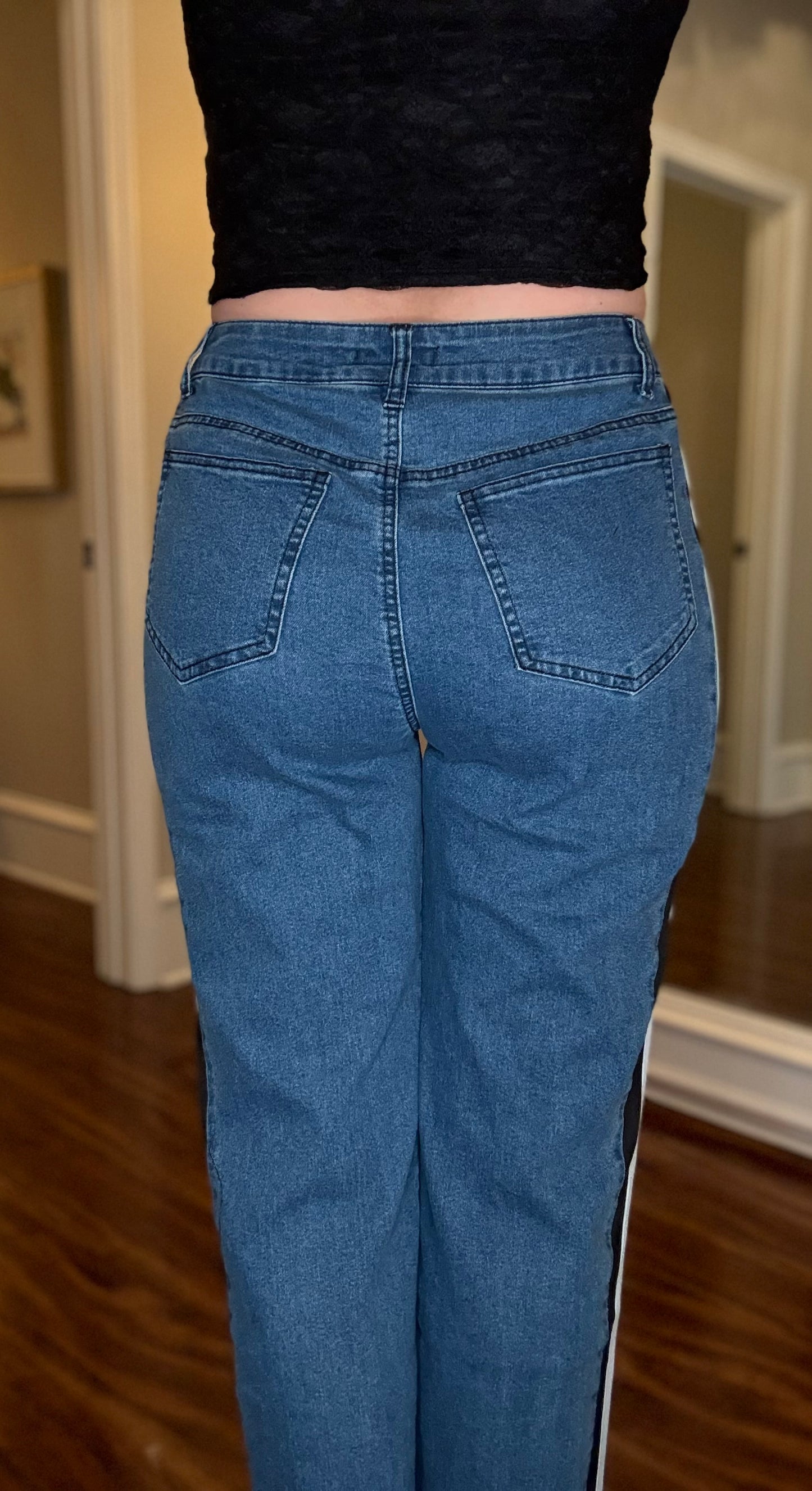 STRAIGHT LEG JEANS WITH SIDE CONTRAST 8.5