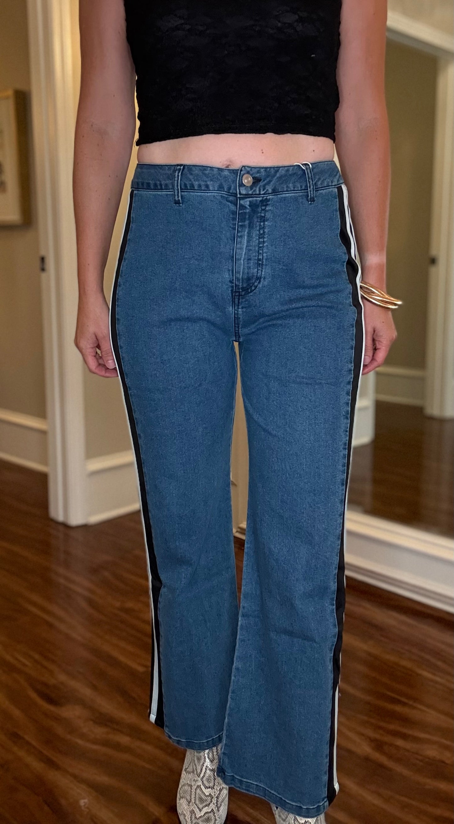 STRAIGHT LEG JEANS WITH SIDE CONTRAST 8.5