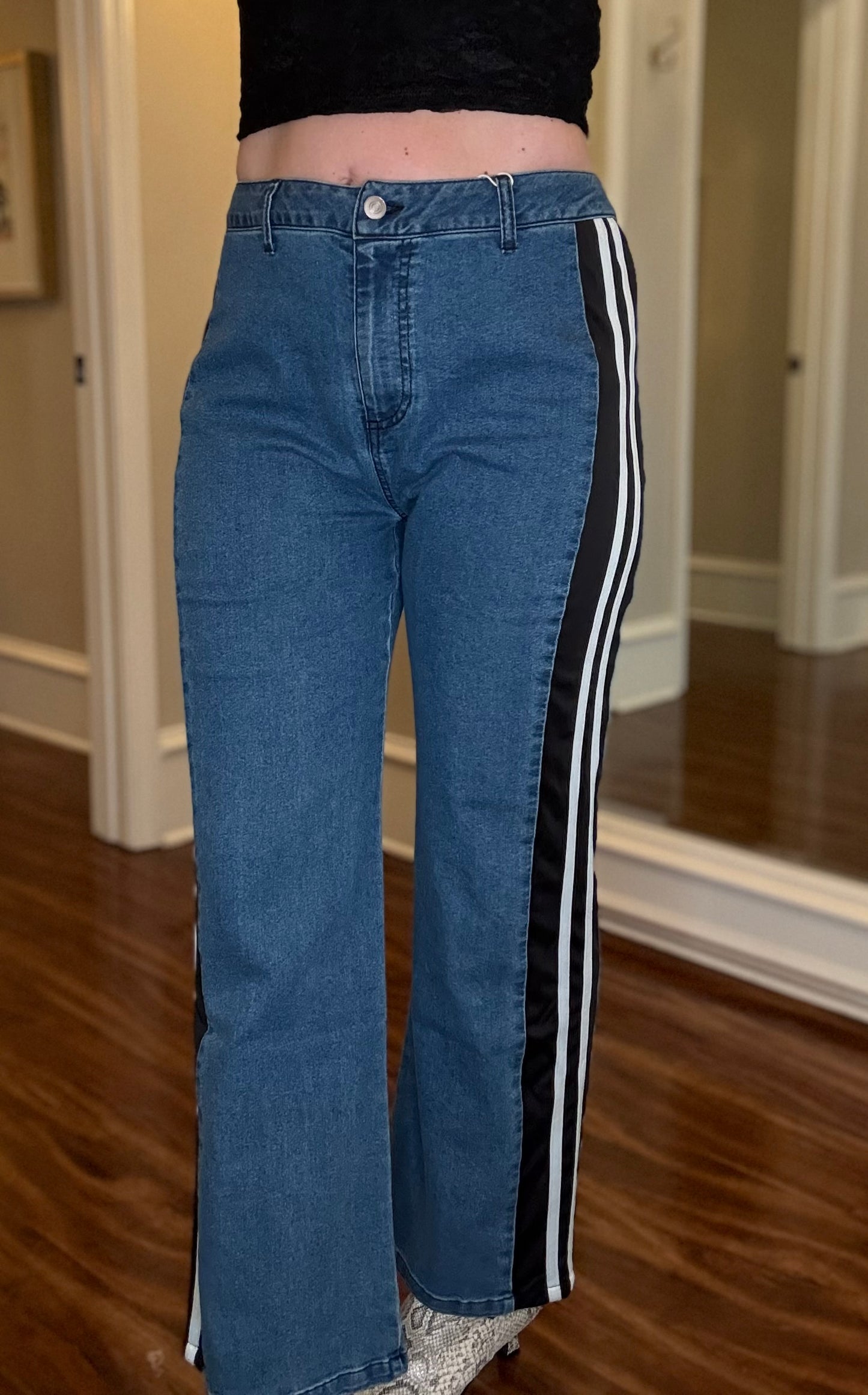 STRAIGHT LEG JEANS WITH SIDE CONTRAST 8.5