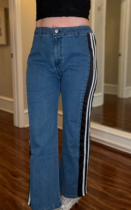 STRAIGHT LEG JEANS WITH SIDE CONTRAST 8.5