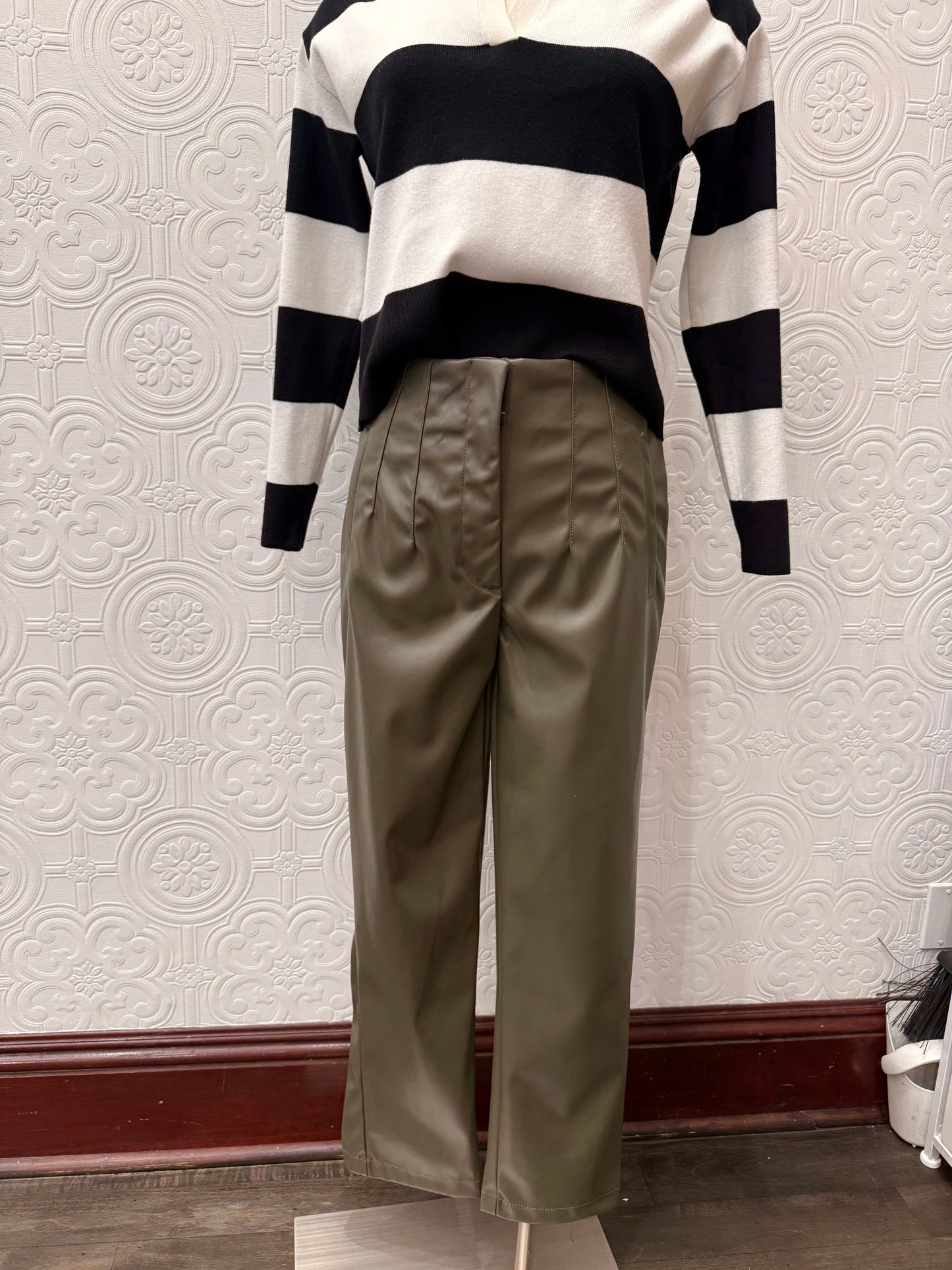 HIGH RISE SLIM FIT FAUX LEATHER PANTS 9.2