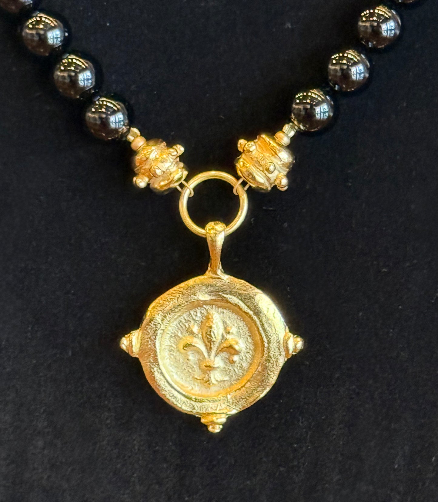 SUSAN SHAW FLEUR DE LIS INTAGLIO ON BLACK ONYX NECKLACE 9.26