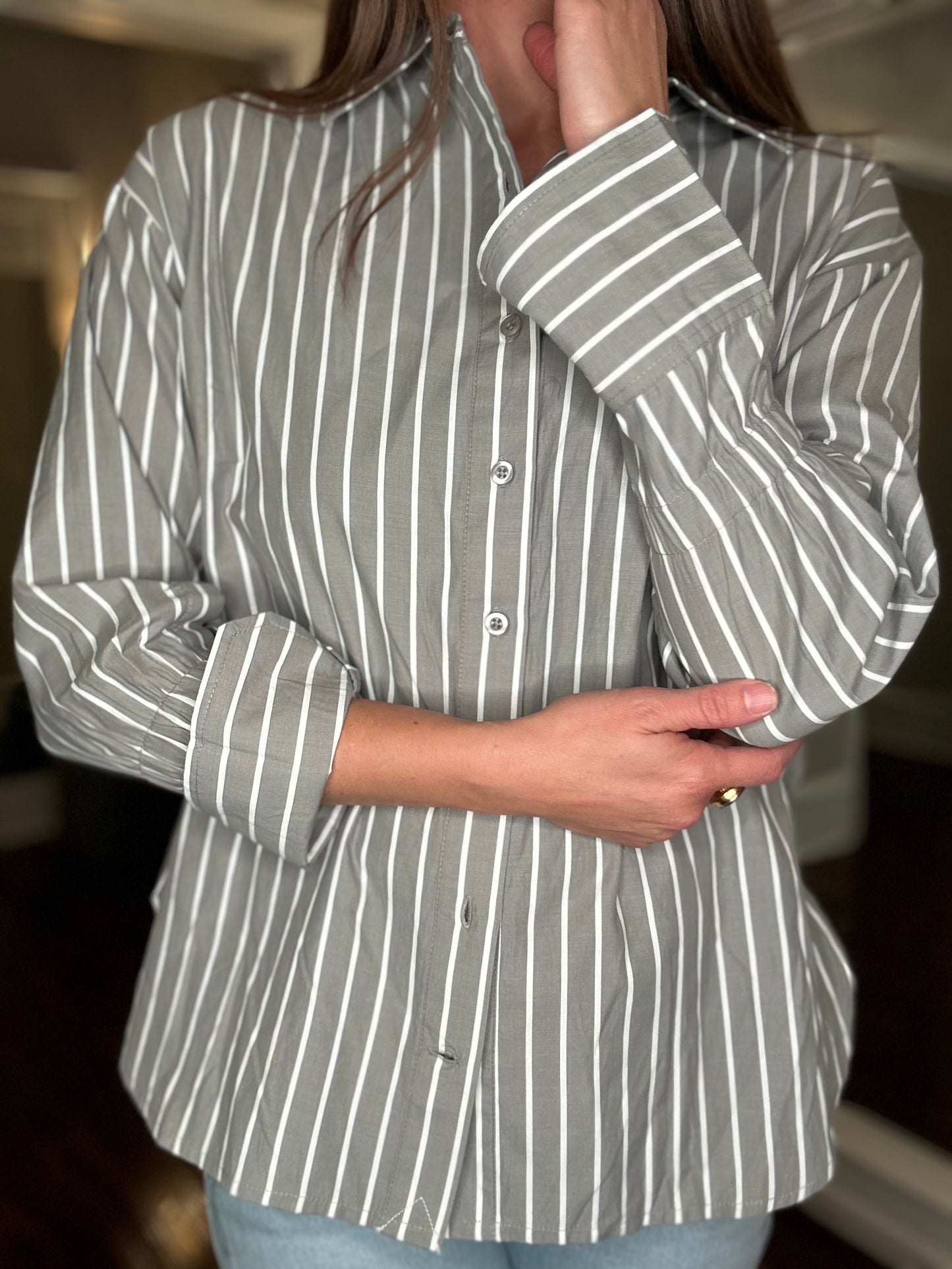 ELAN GREY AND WHITE STRIPED BUTTON UP 9.25