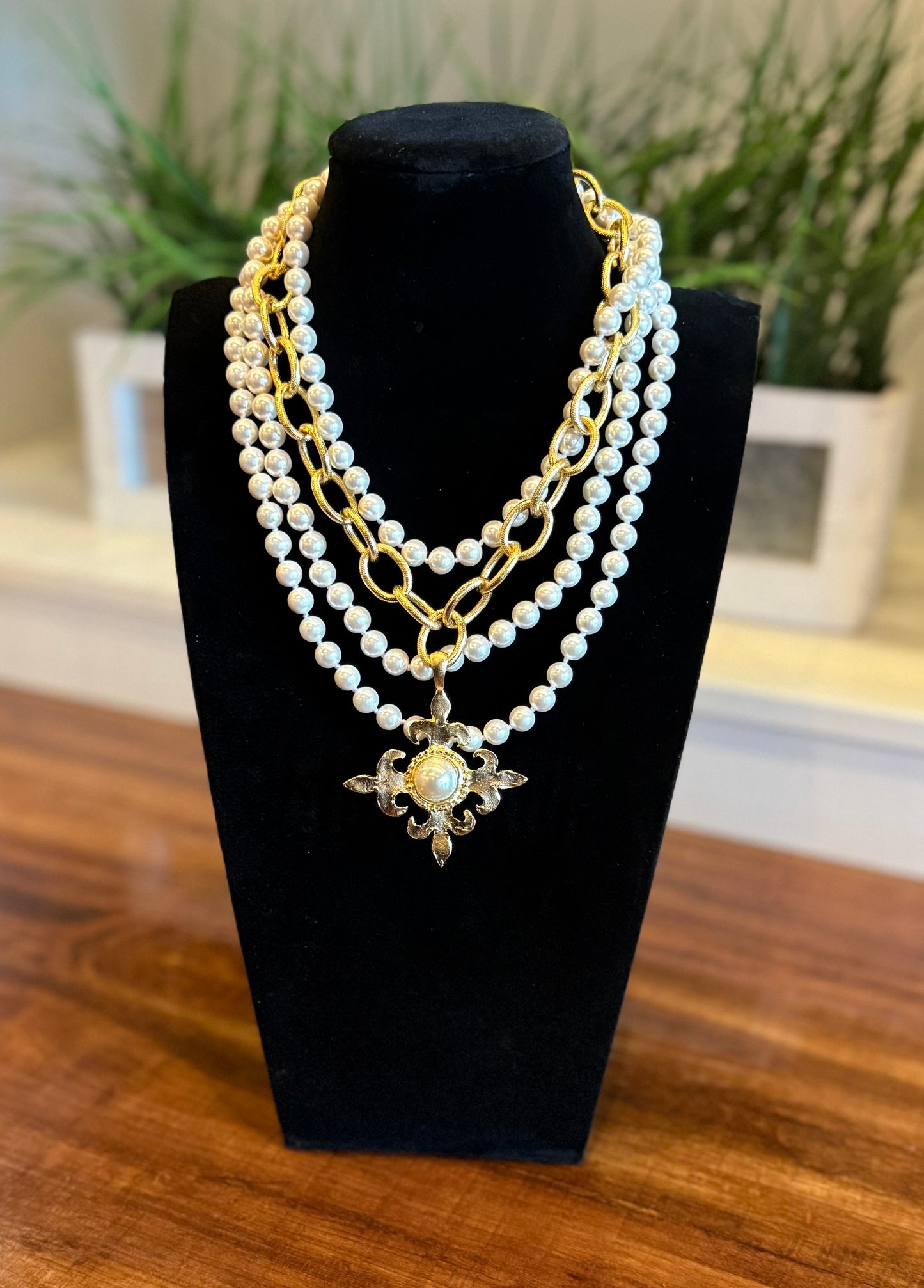 SUSAN SHAW MULTI STRAND PEARL AND GOLD CHAIN