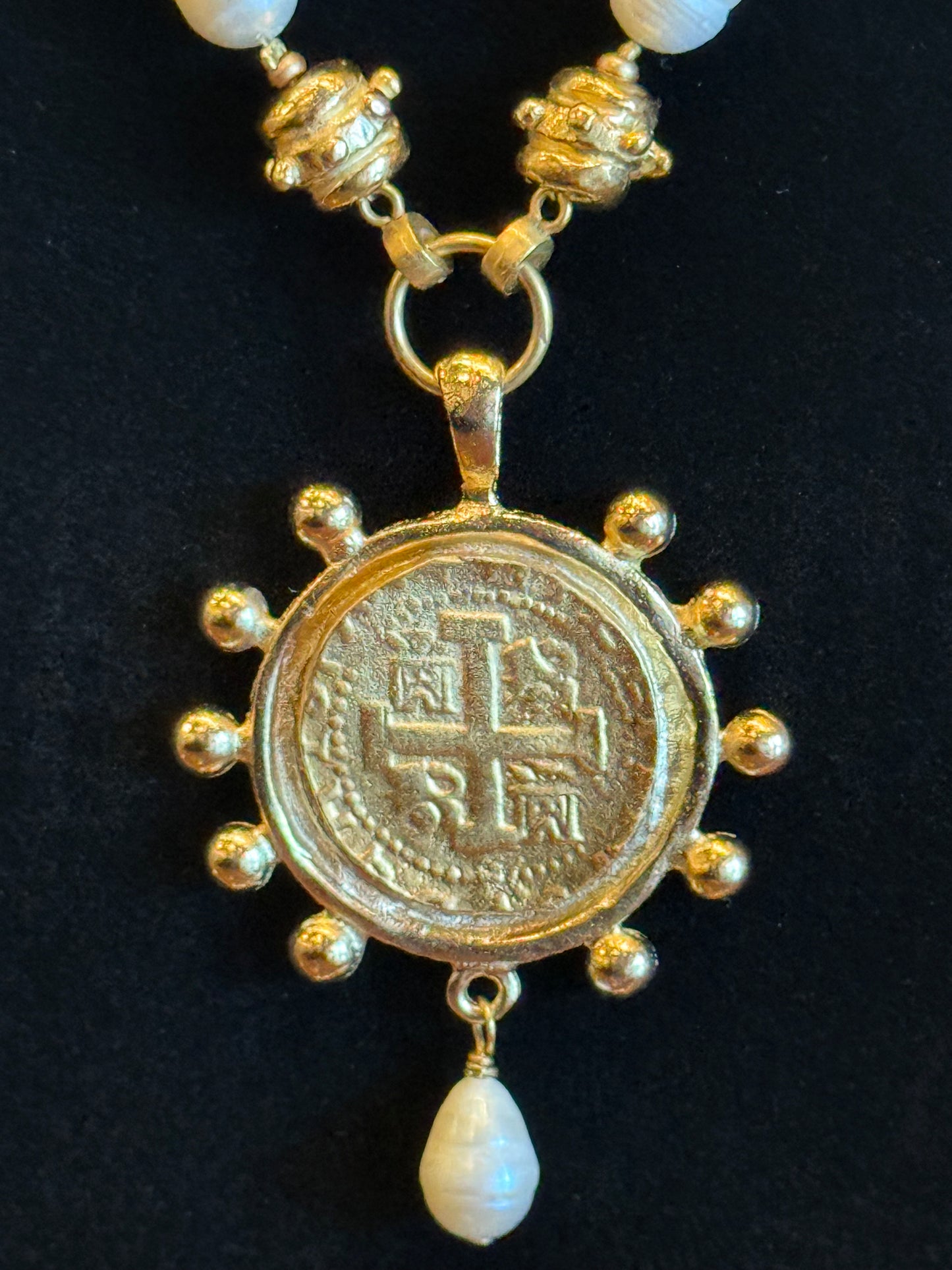SUSAN SHAW PERUVIAN COIN ON FRESHWATER PEARL NECKLACE 9.26