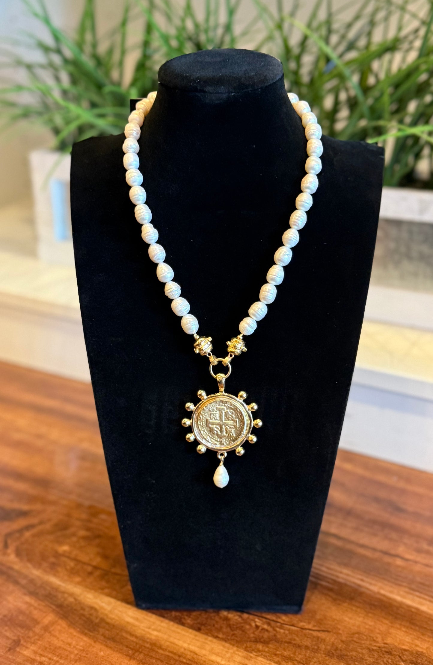 SUSAN SHAW PERUVIAN COIN ON FRESHWATER PEARL NECKLACE 9.26