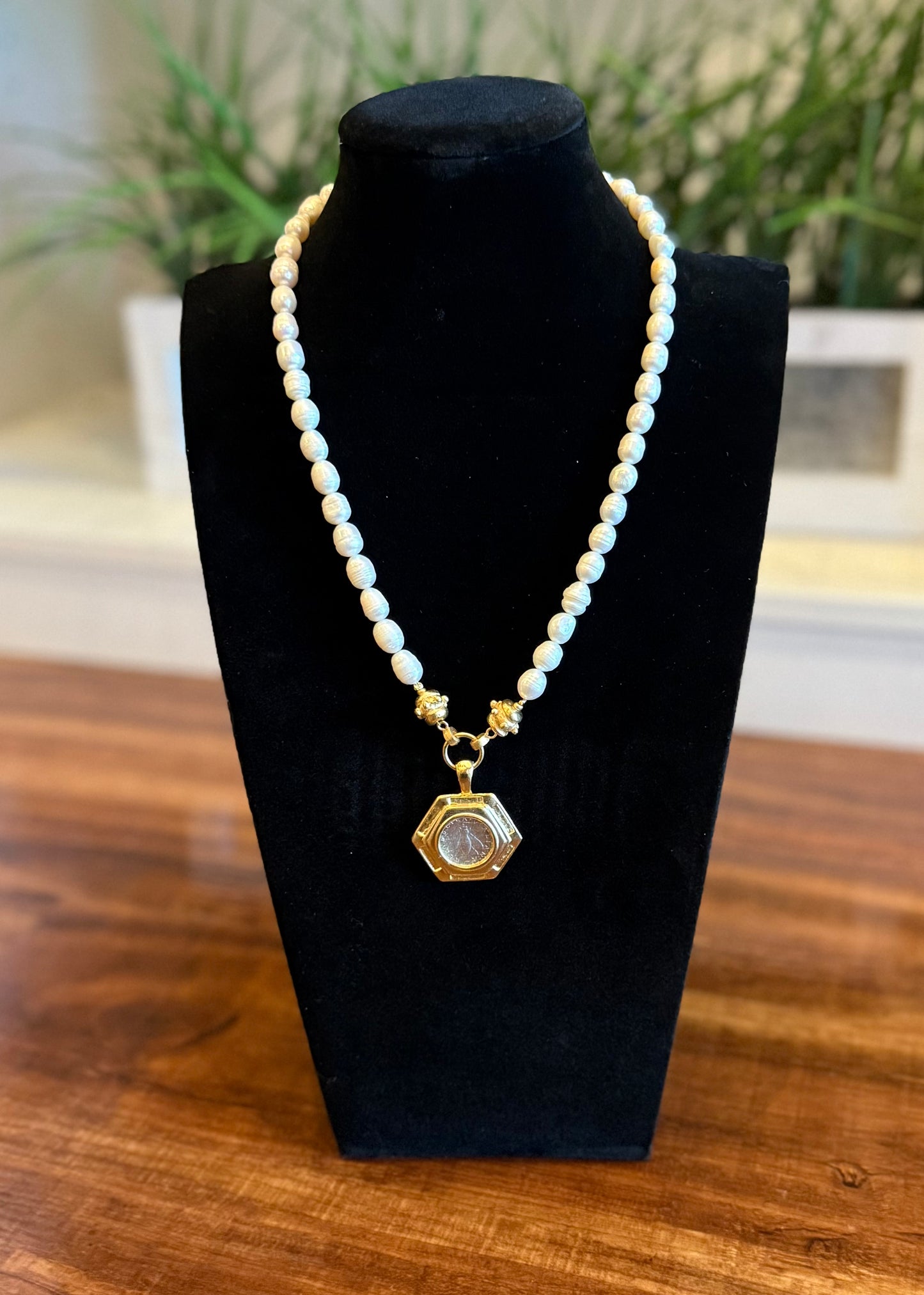 SUSAN SHAW MIXED METAL LIRA AND PEARL NECKLACE 9.26