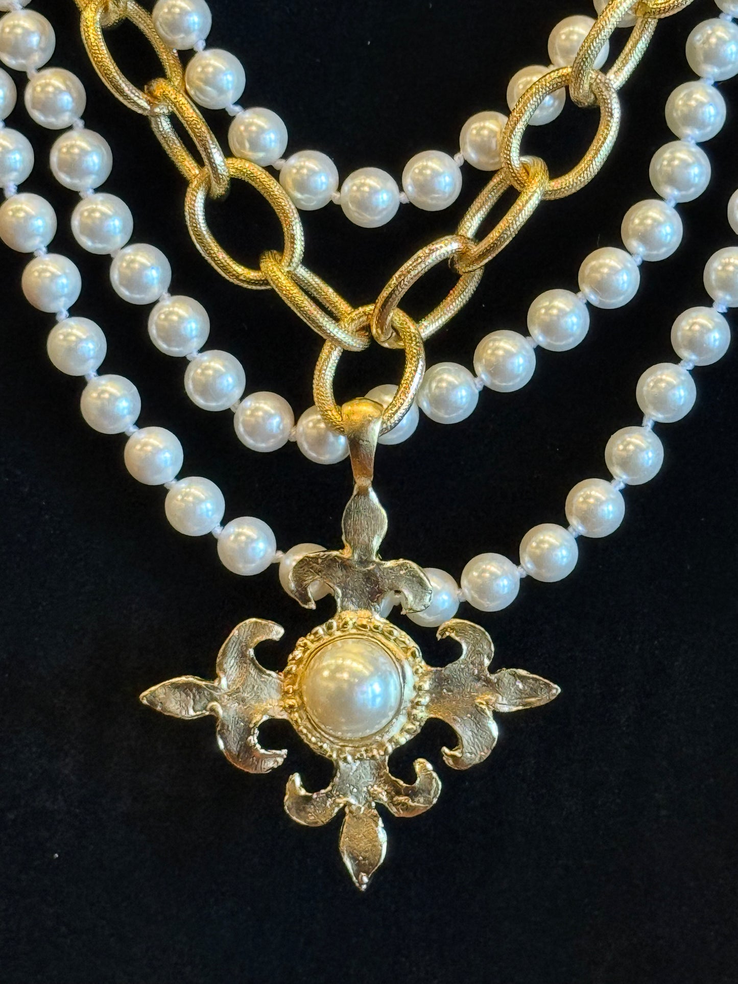 SUSAN SHAW MULTI STRAND PEARL AND GOLD CHAIN
