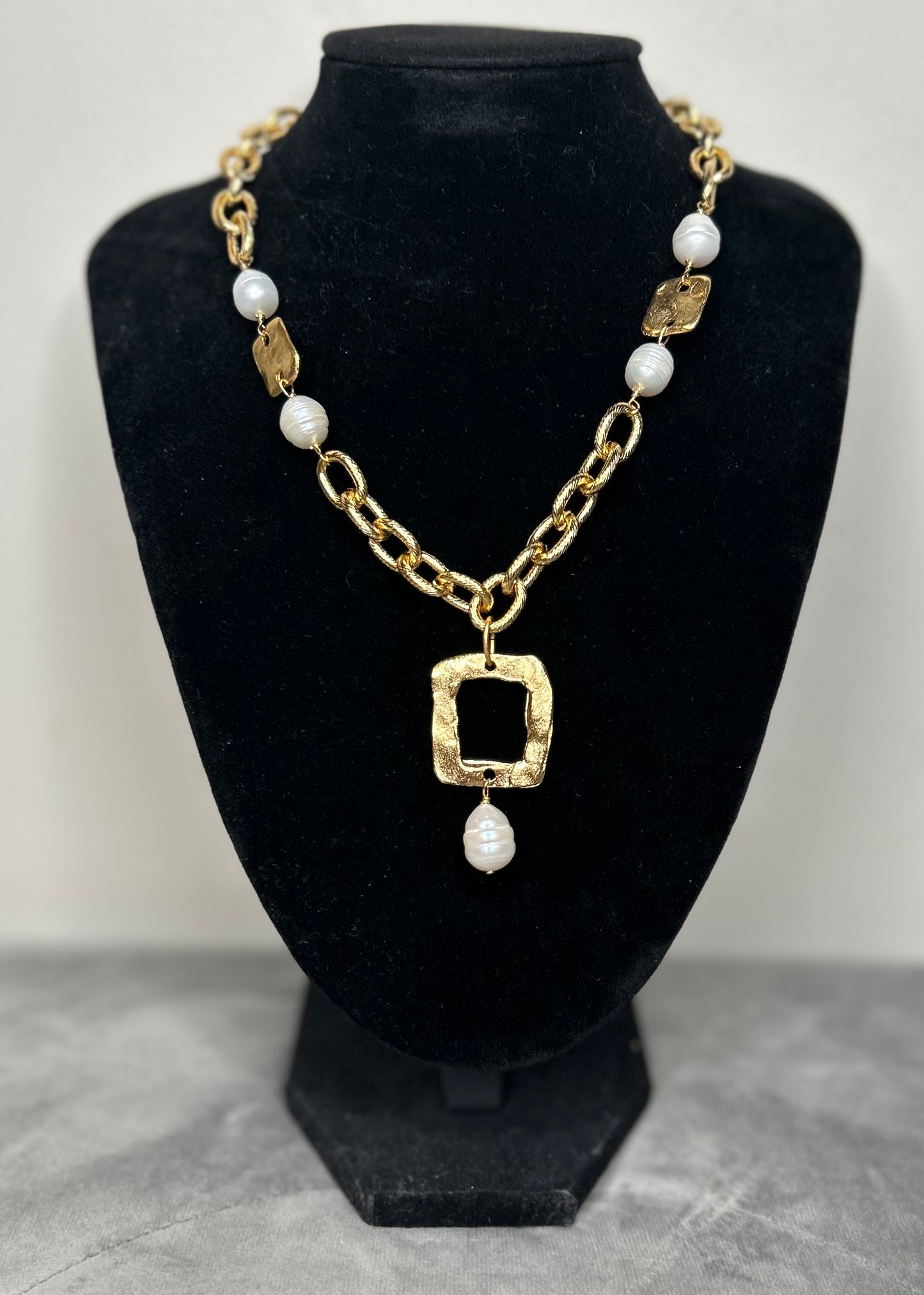 SUSAN SHAW GOLD SQUARE WITH FRESHWATER PEARLS 8.27