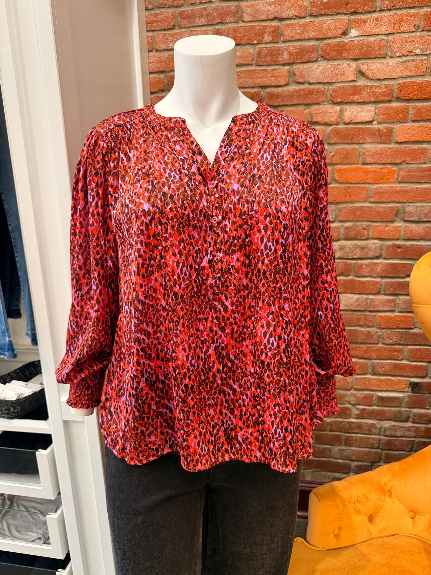 EASEL PRINTED SATIN VNECK TOP 7.25