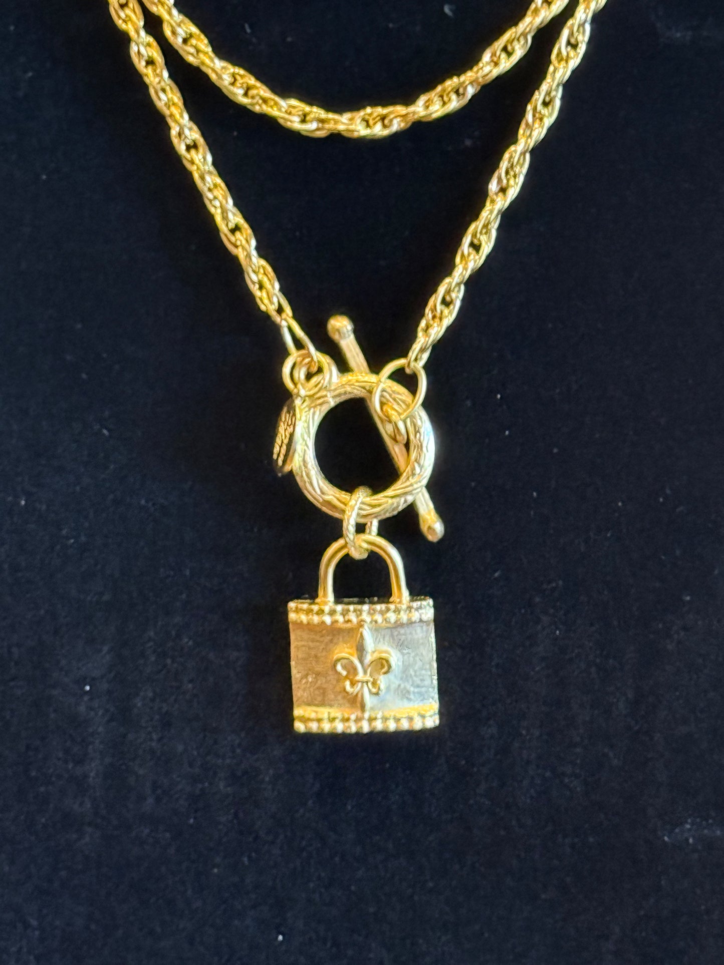 SUSAN SHAW GOLD FLEUR DE LIS TOGGLE NECKLACE 9.26