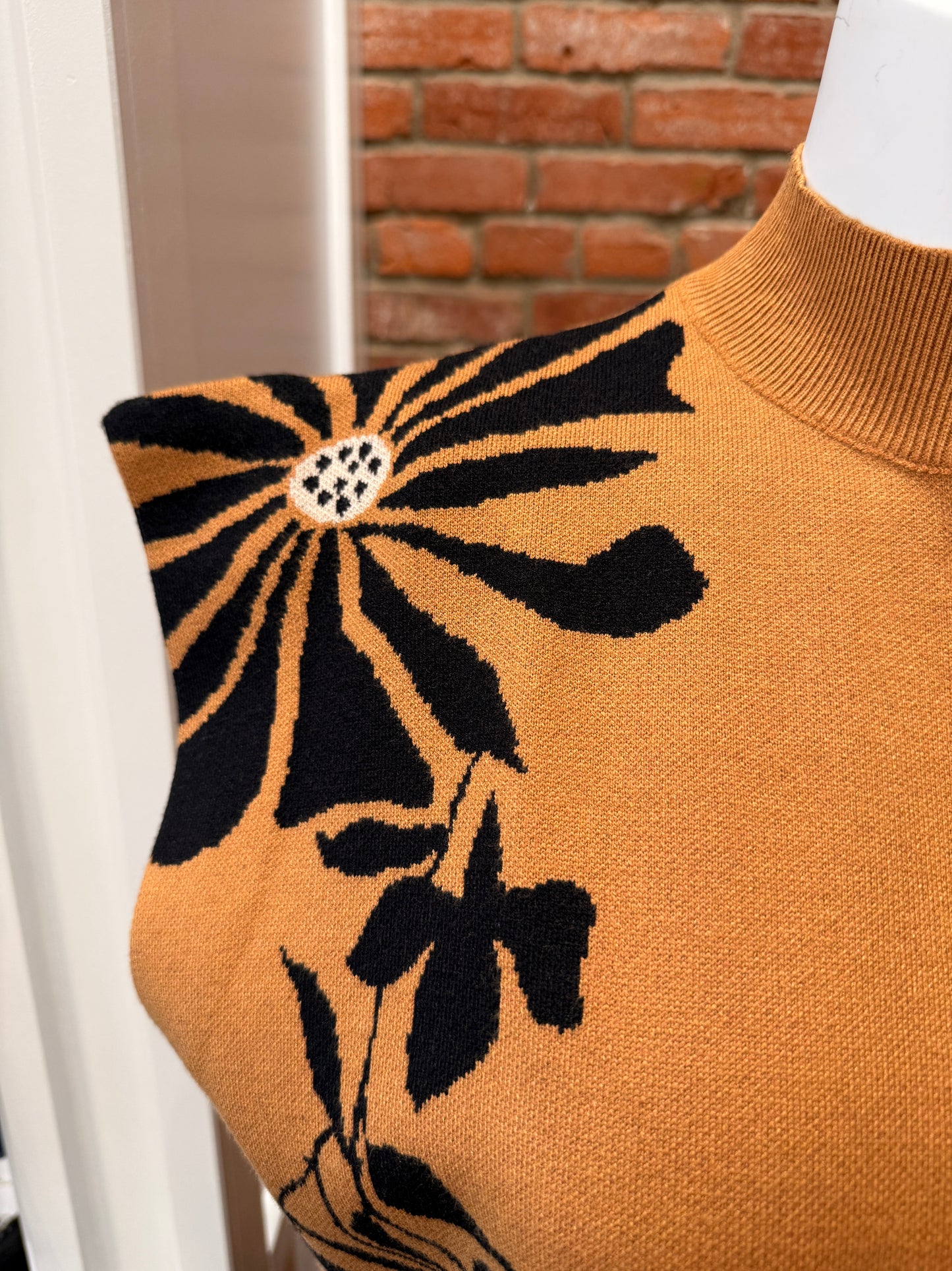 ENTRO EXTENDED SIZES CAMEL AND BLACK SLEEVELESS SWEATER 9.11