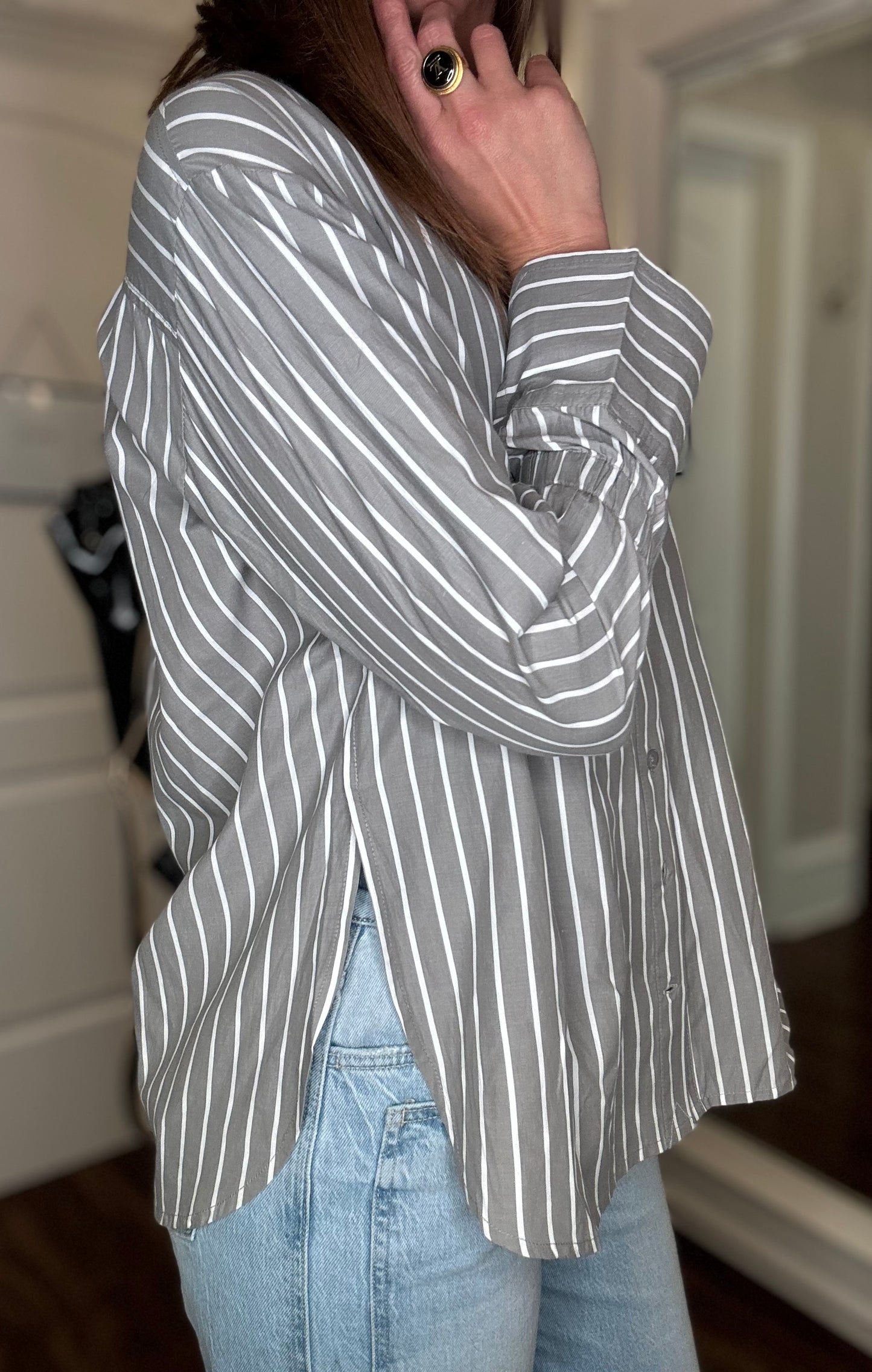 ELAN GREY AND WHITE STRIPED BUTTON UP 9.25