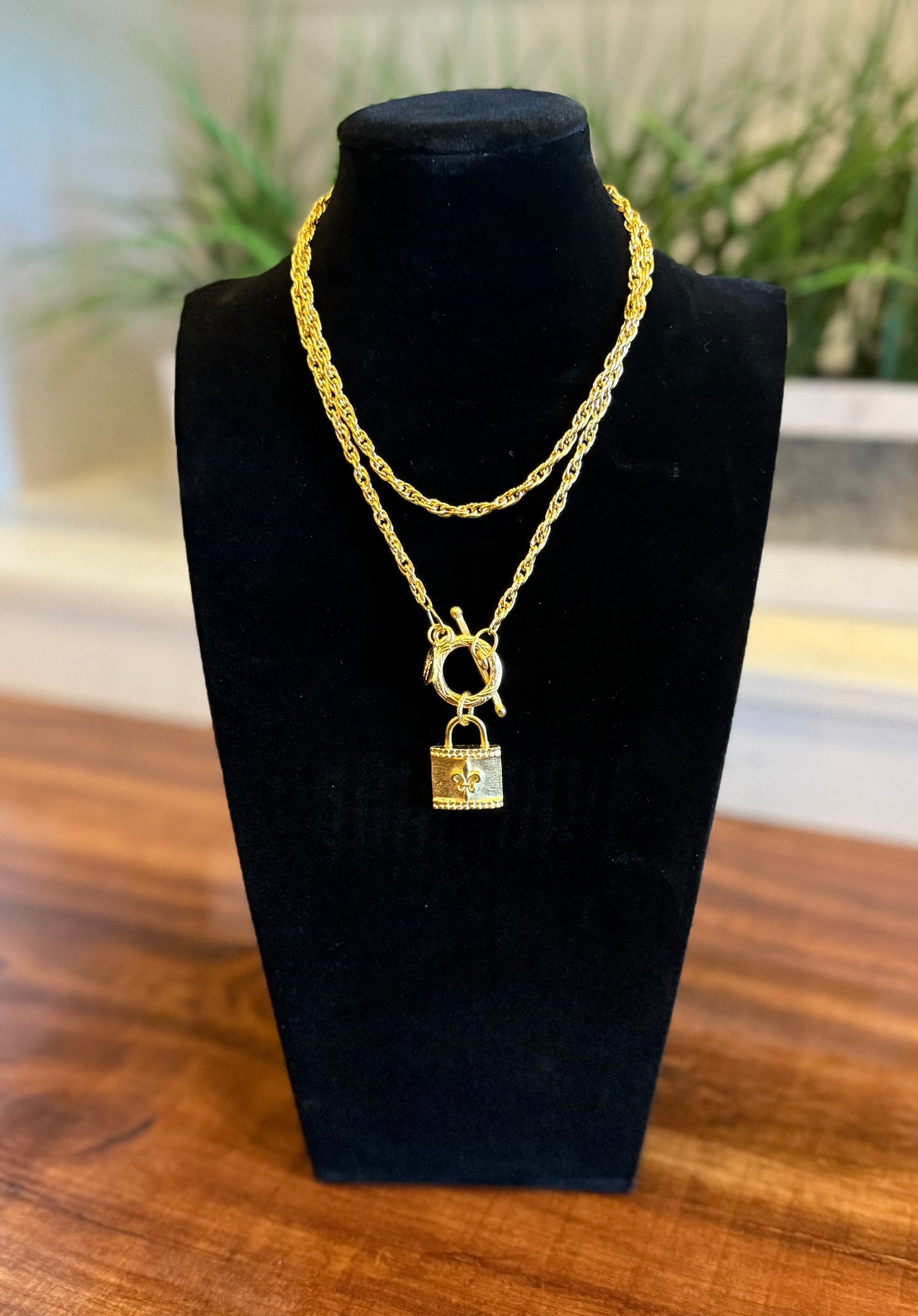 SUSAN SHAW GOLD FLEUR DE LIS TOGGLE NECKLACE 9.26